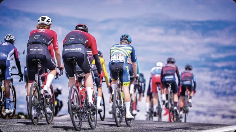 Pelotón de ciclistas de carretera visto desde atrás